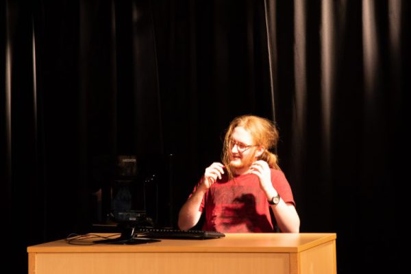 Schauspieler hinter Computer