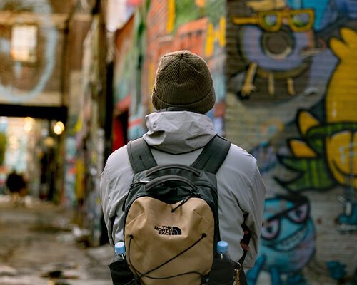 Mann mit Rucksack