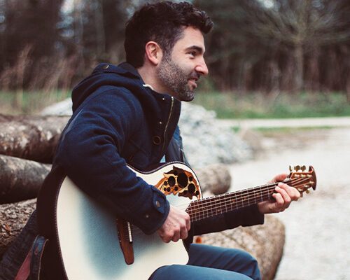 Musiker Micha Kern mit seiner Gitarre
