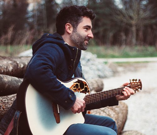 Musiker Micha Kern mit seiner Gitarre