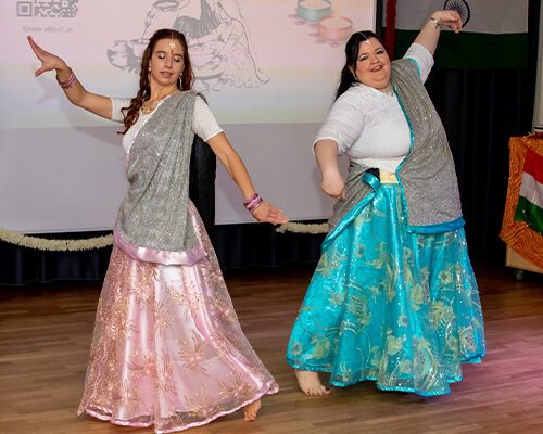 zwei Tänzerinnen der Tanzgruppe "Namaste"