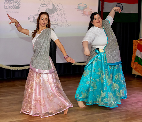 zwei Tänzerinnen der Tanzgruppe "Namaste"
