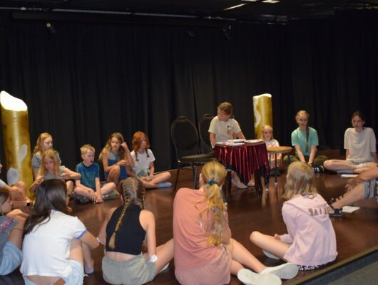 Gruppe der Kinder im Theater-Workshop