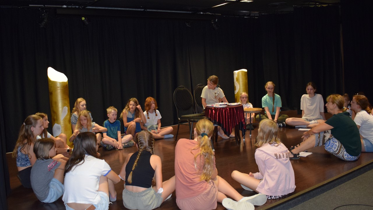 Gruppe der Kinder im Theater-Workshop