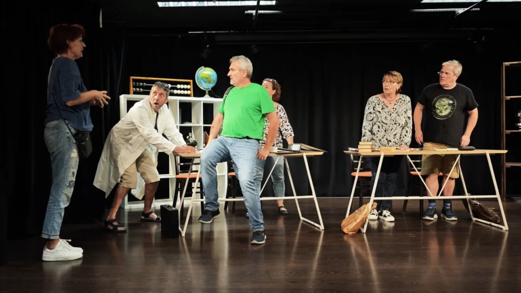 Das Ensemble des Paul-Theaters bei der Probe zu Eingeschlossene Gesellschaft