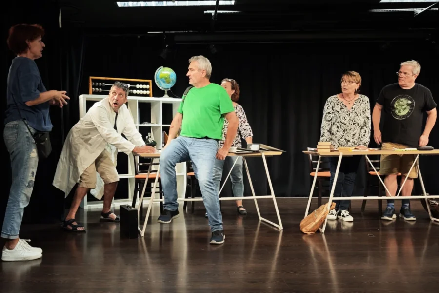 Das Ensemble des Paul-Theaters bei der Probe zu Eingeschlossene Gesellschaft