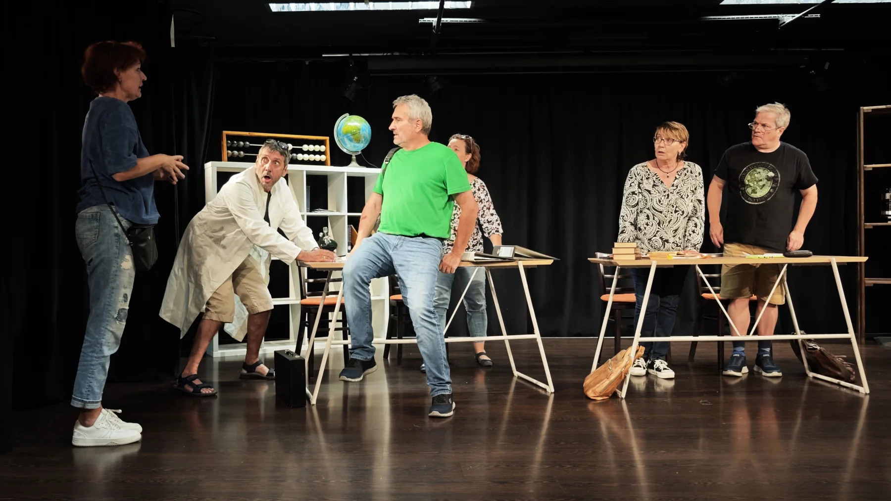Das Ensemble des Paul-Theaters bei der Probe zu Eingeschlossene Gesellschaft