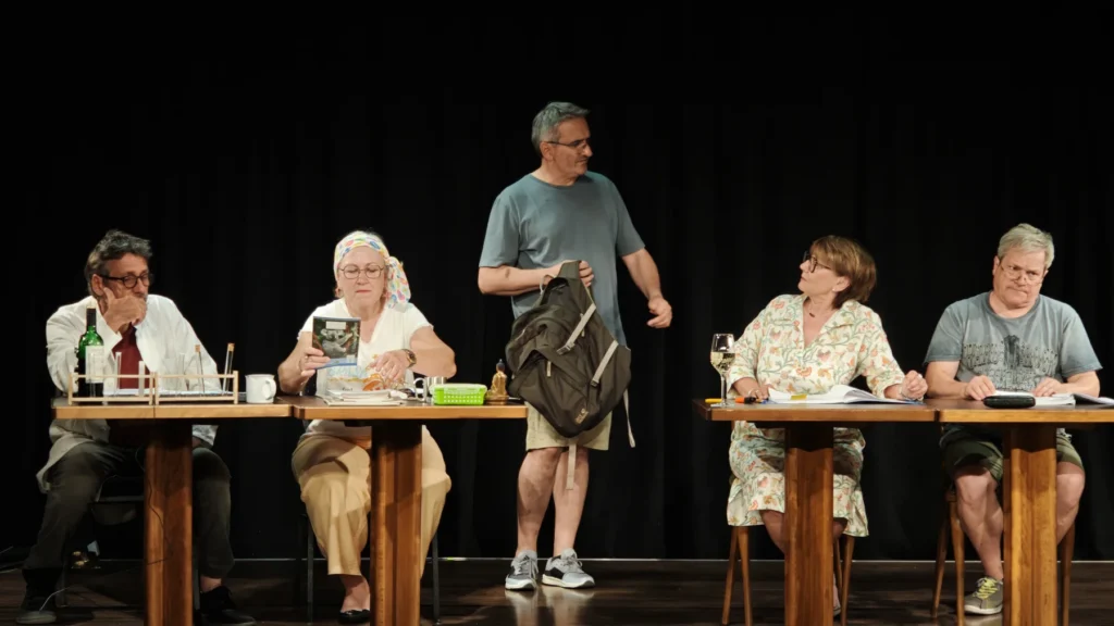 Ensemble des Paul-Theaters bei einer Probe zu Eingeschlossene Gesellschaft