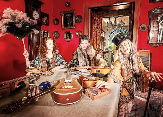 Die drei Musiker des Hippie Kammerorchesters mit ihren Instrumenten