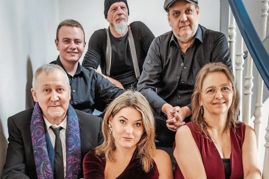 Die sechs Musikerinnen und Musiker des Lovesong Collective auf einem Sofa