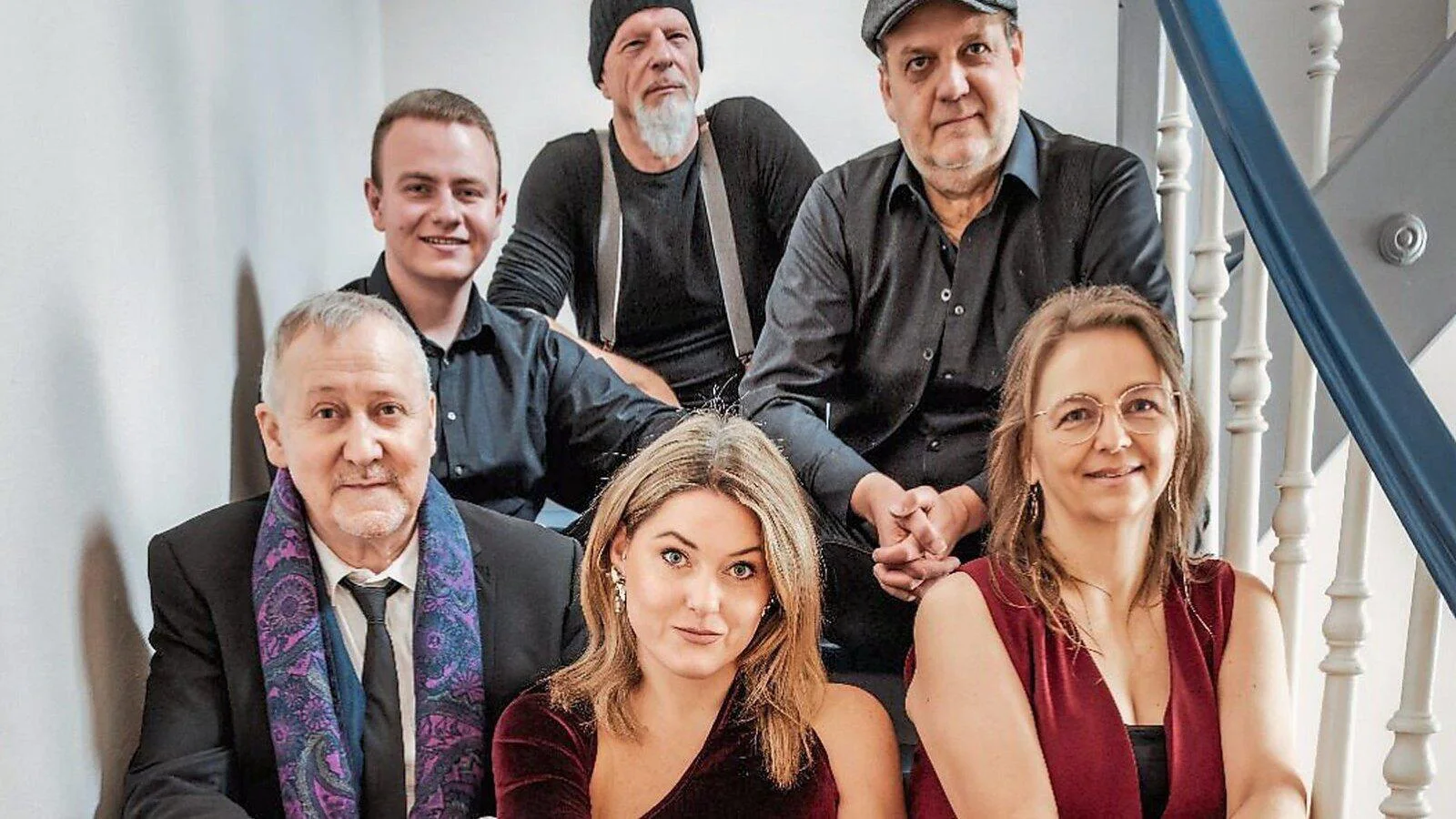 Die sechs Musikerinnen und Musiker des Lovesong Collective auf einem Sofa
