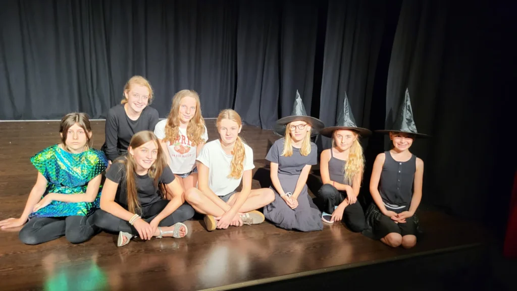 Teilnehmende des Kinderworkshops Magie liegt in der Luft auf der Bühne des Paul-Theaters