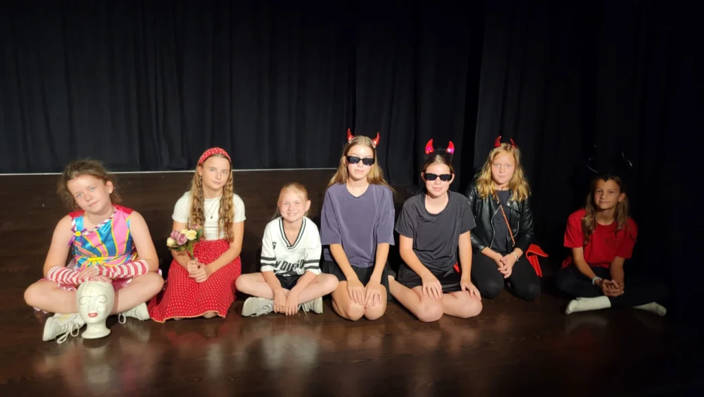 Junge Schauspielerinnen und Schauspieler in Kostümen beim Kinderworkshop im Paul-Theater