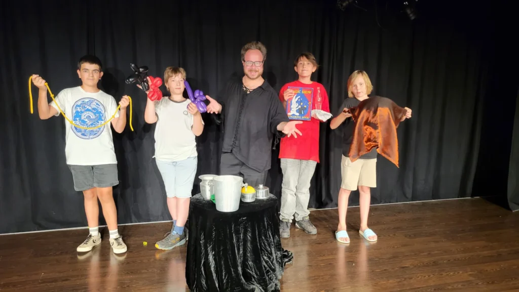 Max Schneider mit seiner Zaubergruppe beim Kinderworkshop im Paul-Theater