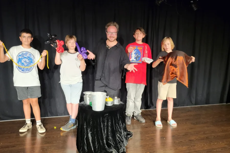 Max Schneider mit seiner Zaubergruppe beim Kinderworkshop im Paul-Theater