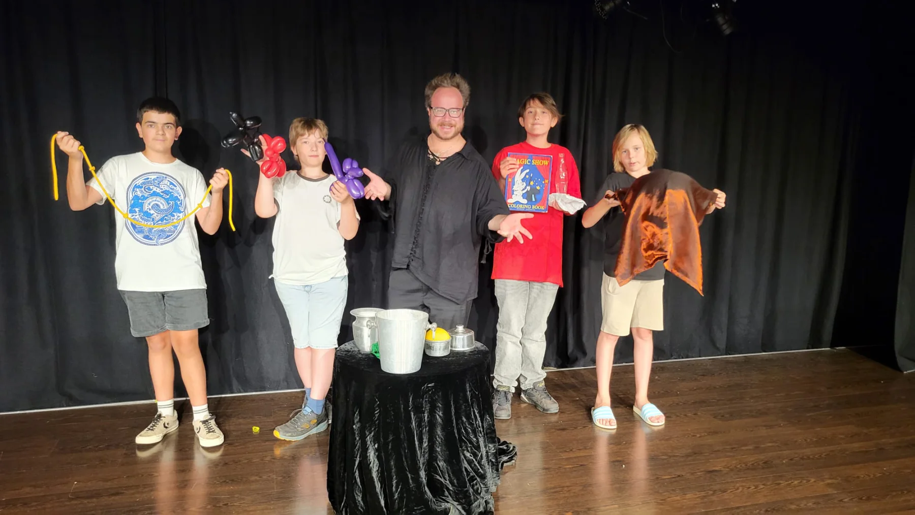 Max Schneider mit seiner Zaubergruppe beim Kinderworkshop im Paul-Theater