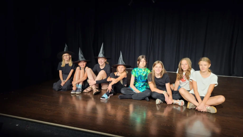 Zauberhafte Schauspielerinnen beim Kinderworkshop des Paul-Theaters