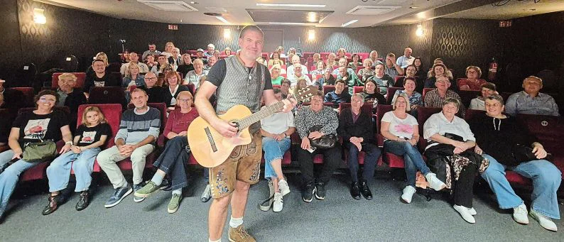 Vogelmayer mit Gitarre vor dem Publikum im Paul-Theater
